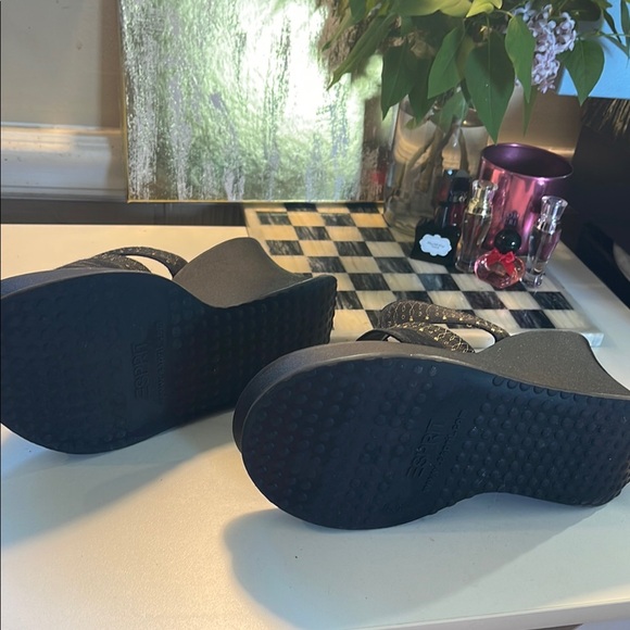 Esprit Black Wedge Shoes with Textured Straps - Picture 7 of 9